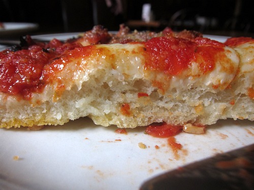 20110525-153292-Chicago-Burts-Place-Pan-Pizza-Side.jpg